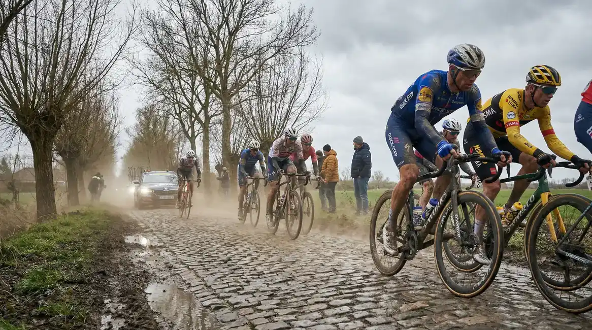 Ciclistas rodando a toda velocidad sobre adoquines en una clásica monumento