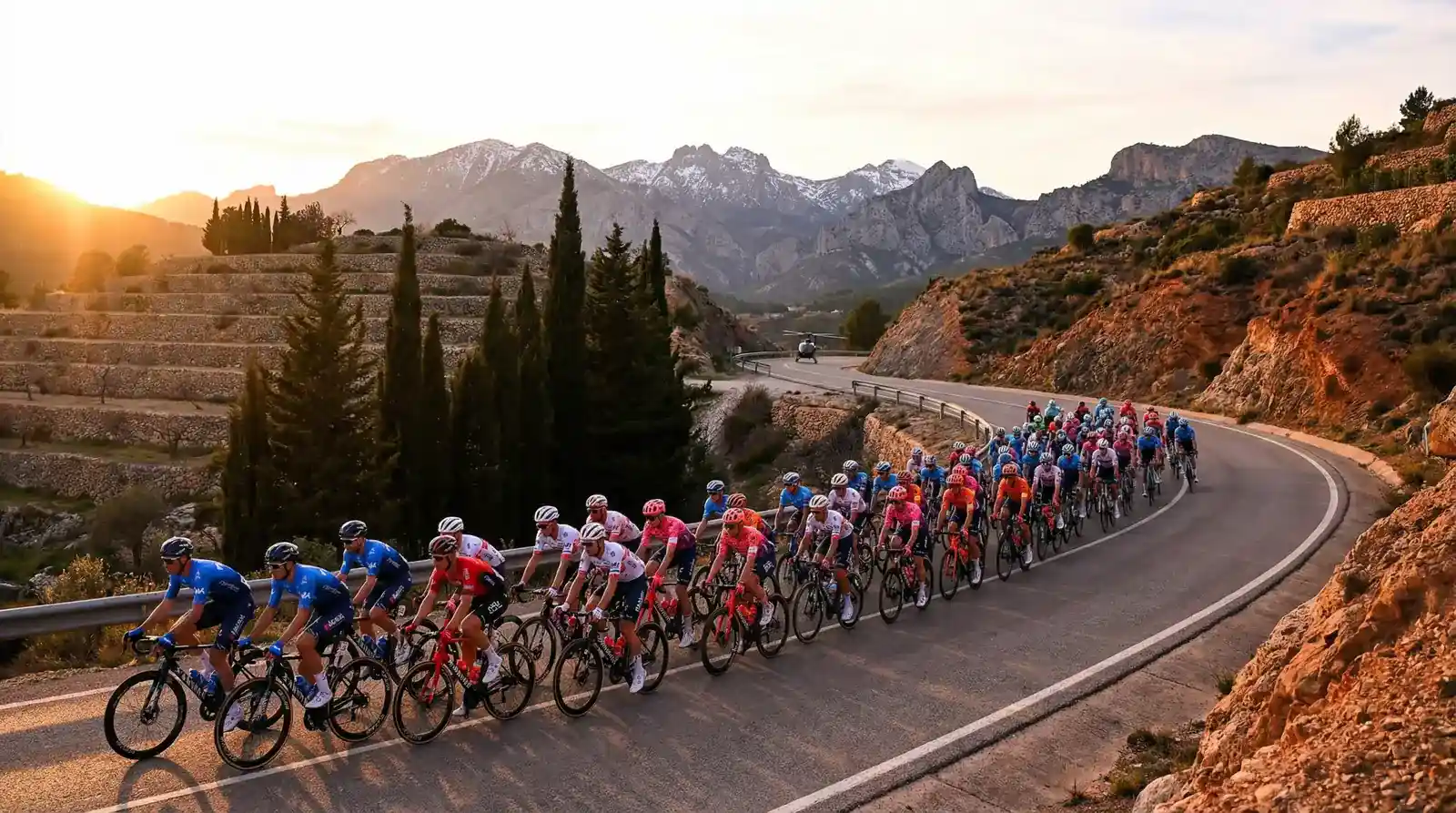 Tres pelotones ciclistas representando el Tour de Francia, Giro de Italia y Vuelta a España en paisaje europeo